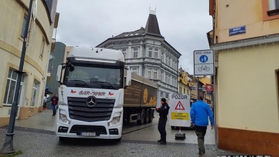 Kamion prý na pěší zónu v Kladně zavedla navigace