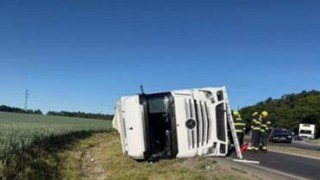 Na silnici na Buštěhrad se převrátil kamion