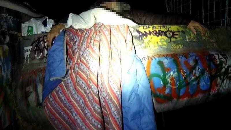 Bezdomovec z Unhošti uvízl zaklíněný mezi trubkami pod Sítenským mostem