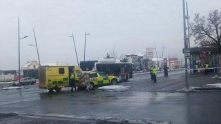 Nehoda autobusu a chodkyně na náměstí Svobody. Žena přišla o nohu. Na místě přistál vrtulník