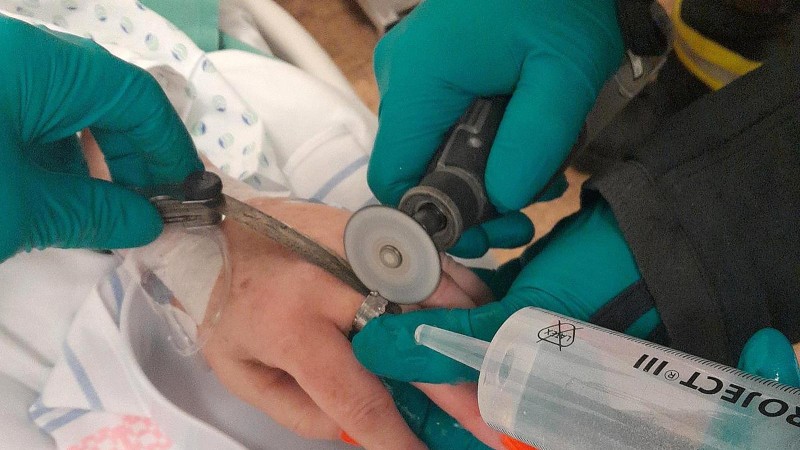 Středoče&scaron;t&iacute; hasiči zasahovali ve sl&aacute;nsk&eacute; nemocnici. Řezali prst&yacute;nek