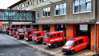 Pražák na Kladně zaparkoval auto před vraty hasičské stanice