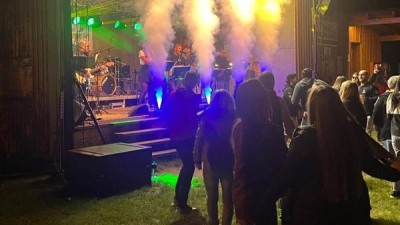 Malvafest u Malovarského rybníka ve Velvarech nabídne Glóbus Band, O5 a Radeček či Civilní obranu