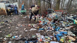 Z lesa naproti Slavoji odvezli tři kontejnery nepoř&aacute;dku. Původcem je m&iacute;stn&iacute; bezdomovec