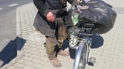 Kladno si bezdomovce, co zneči&scaron;ťuje les, vydržuje