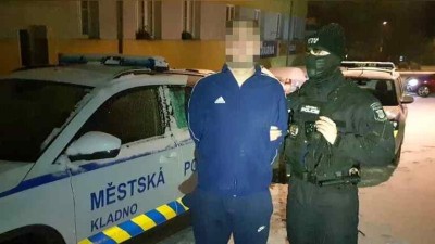 Honička ulicemi Kladna. Devatenáctiletý chlapec bez řidičáku na útěku vytrousil mobil