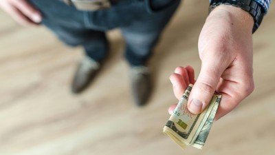 V Kladně se lidé shledali se ztracenou taškou s více než 68 tisíci i vypadlou „pětistovkou“