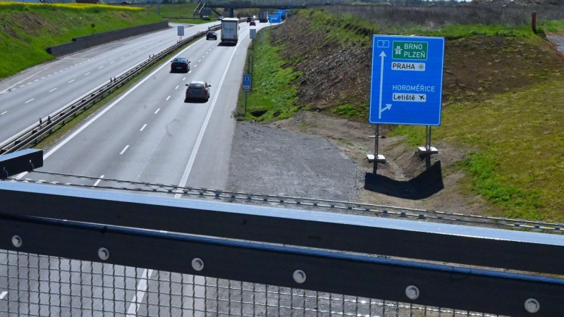 Začala velk&aacute; proměna křižovatky na D7 u leti&scaron;tě