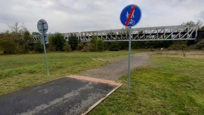 Cyklisté i pěší pozor! Kvůli opravě železničního mostu přes Ohři se uzavře cesta pod ním