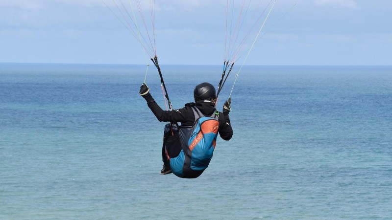 Ve Smečně spadnul paraglidista