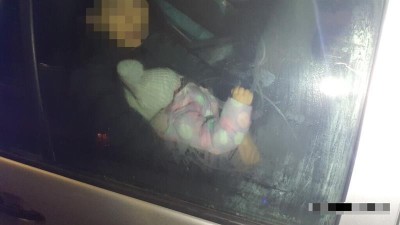 Kladen&scaron;t&iacute; str&aacute;žn&iacute;ci odhalili několik dět&iacute; v autech bez sedaček