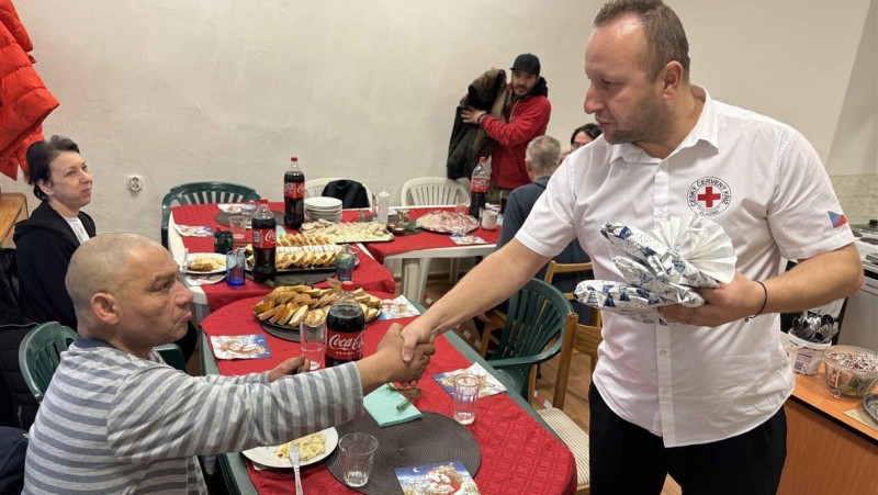 Kladensk&yacute; červen&yacute; kř&iacute;ž rozd&aacute;val klientům v nouzi ř&iacute;zek a sal&aacute;t