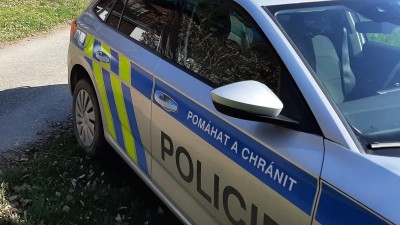 Srážka dvou aut v ulici J. Hory na Kladně a přívěs skončil v plotě v ulici Rudé armády v obci Svinařov