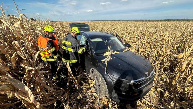 U Říčan zachraňovali hasiči nastartované auto z kukuřice. Řidič byl v bezvědomí