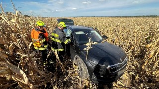 U Říčan zachraňovali hasiči nastartované auto z kukuřice. Řidič byl v bezvědomí