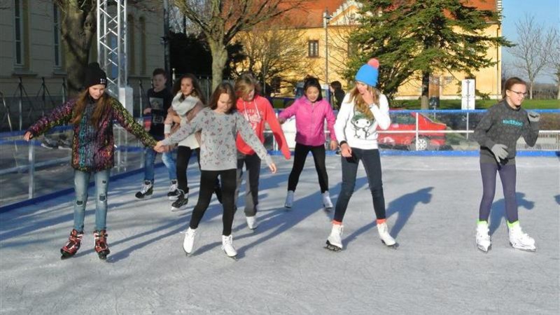 Oteplilo se a venkovní bruslení zatím končí