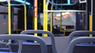 V ulici Ant. Škváry na Kladně se srazil autobus s osobním autem, provoz je tam omezen