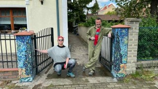 Nová mozaika v Buštěhradě. Sloupky zdobí cypřiše jako od Van Gogha