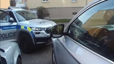 VIDEO: Muž vyhrožoval použitím zbraní, přitom seděl v zamčeném autě
