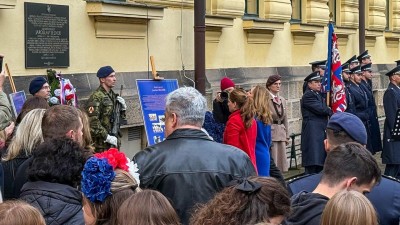 Před gymnáziem si připomněli Den veteránů