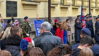 Před gymnáziem si připomněli Den veteránů