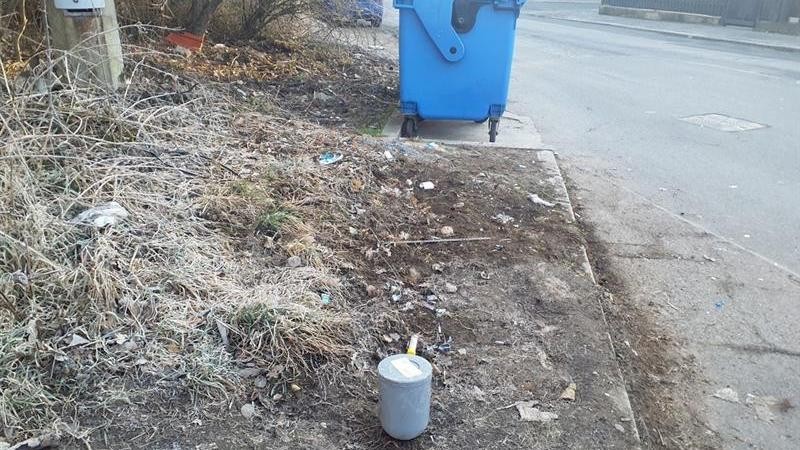 Urna s ostatky skončila u popelnic