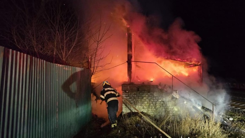 Na Silvestra večer hořel v Kamenných Žehrovicích drážní domek