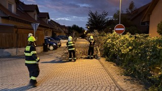 Spadlé stromy a střecha, požár. Bouřka buštěhradským hasičům zavařila