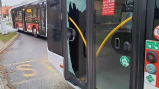 Ve Velvarské rozbil dveře autobusu, šňupal a neměl lístek. Řidič na něj přivolal strážníky tlačítkem