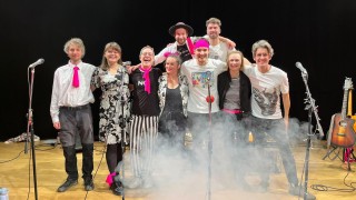 Herci z divadla Lampion skončili na protest proti veden&iacute; Kladna. Hraj&iacute; d&aacute;l jako M&aacute;Me