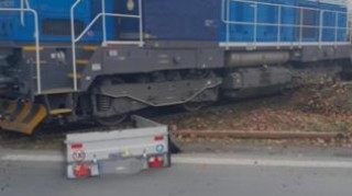 Ve Slaném se srazil vlak s vozíkem auta