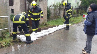 Voda dokáže potrápit i na Kladensku. Ve Stehelčevsi tekla voda ze svahu