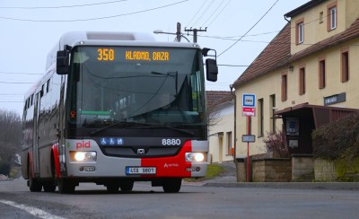Zcela ucpan&aacute; křižovatka ve Velk&yacute;ch Př&iacute;lepech. Projede zde 1200 aut za hodinu, ře&scaron;en&iacute; nen&iacute;