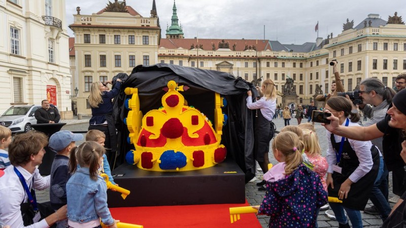 Kladenská továrna Lego slaví na Hradě. Vystavila obří korunu z kostiček
