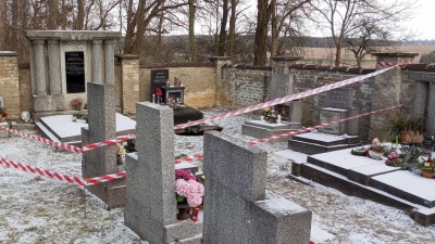 V Žilině na Kladensku se propadl hrob. Obec uzavřela celý hřbitov
