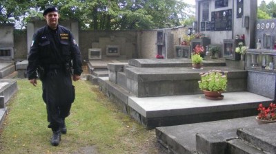 Policisté na Kladensku pátrají po vandalovi, který poškodil hrobku