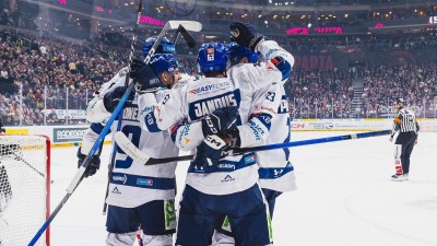 Na Kladně se hraje se Spartou a ček&aacute; se n&aacute;por. Plaťte kartou, pros&iacute; pořadatel&eacute;