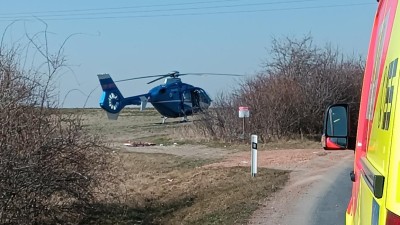 Vrtulník letěl pro motorkáře. U Bakova nezvládl zatáčku