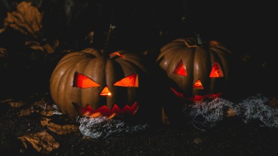 Smutný Halloween ve Zvoleněvsi. Puberťáci se rvali a ničili výzdobu