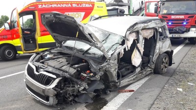 Nehoda pěti aut na silnici mezi Slaným a Velvary. Vzlétl vrtulník