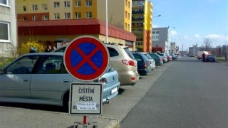 Žena v Kročehlavech přem&iacute;stila značku upozorňuj&iacute;c&iacute; na blokov&eacute; či&scaron;těn&iacute;