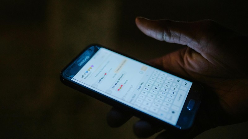SMS o pokutě za rychlost? Jde o podvod, varuje N&Uacute;KIB