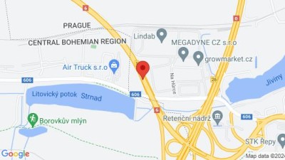Dálnice u letiště uzavřena. Hromadná nehoda autobusu a šesti aut u Prahy