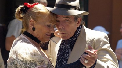 Město Kladno zve na taneční odpoledne pro seniory, zahraje oblíbené Duo Aramis