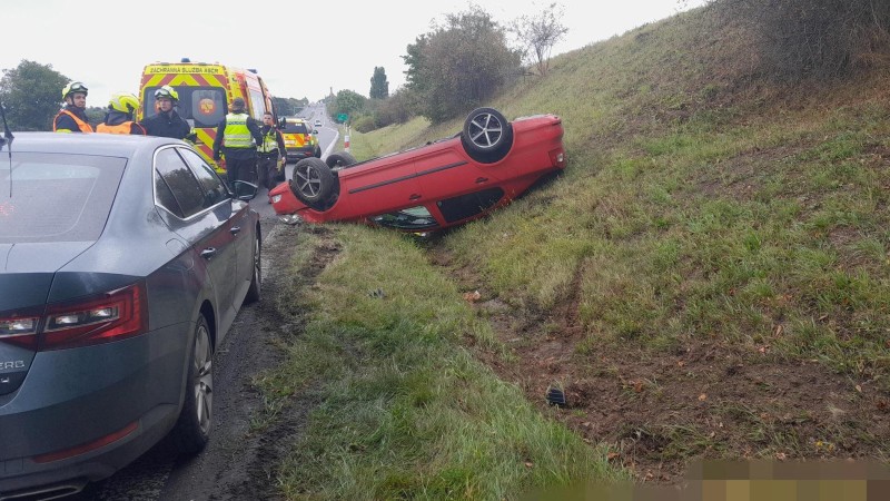 Auto skončilo u Buštěhradu na střeše