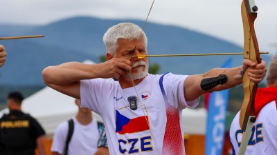 Obrazem od sousedů: Prezident Petr Pavel zavítal na olympijský festival, zastřílel si z luku a házel oštěpem