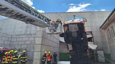 Kuriózní zásah v Chřášťanech. Vrata přiskřípla náklaďák