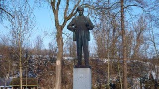 V Zákolanech stále stojí socha Antonína Zápotockého. Proběhne zde křest knihy o něm