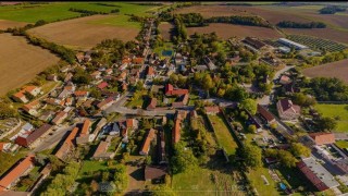Přes Řisuty se frézuje silnice. Obec je neprůjezdná