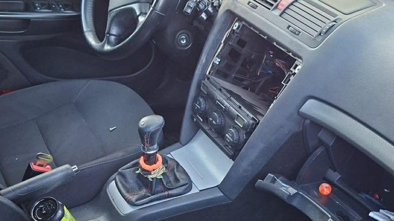 Samoživitelce vykradli a rozbili ve čtvrtek noci auto u pam&aacute;tn&iacute;ku v Lidic&iacute;ch. Neviděli jste je?